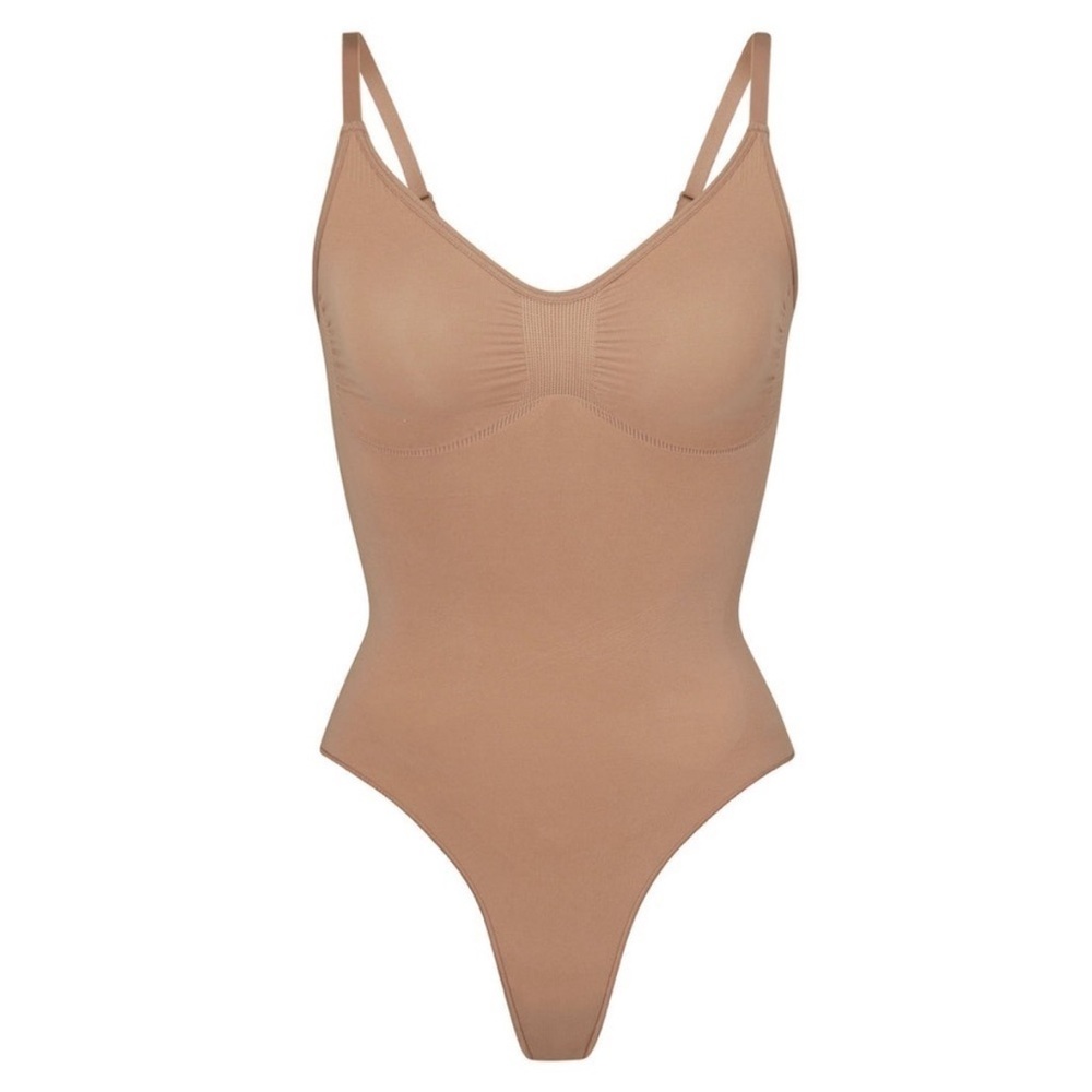 SKIMS SEAMLESS SCULPT THONG BODYSUIT IN SIENNA COLOR. STILL IN BOX.